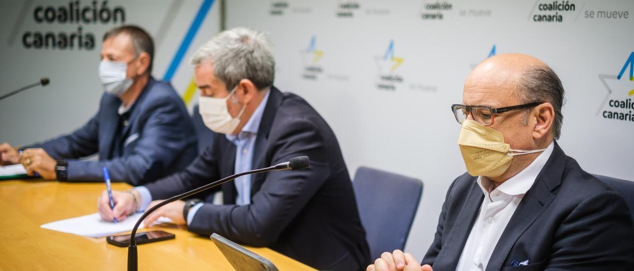 Los portavoces de Coalición Canaria, José Miguel Barragán y Fernando Clavijo, junto al catedrático de Economía de la ULL, Urbano Medina