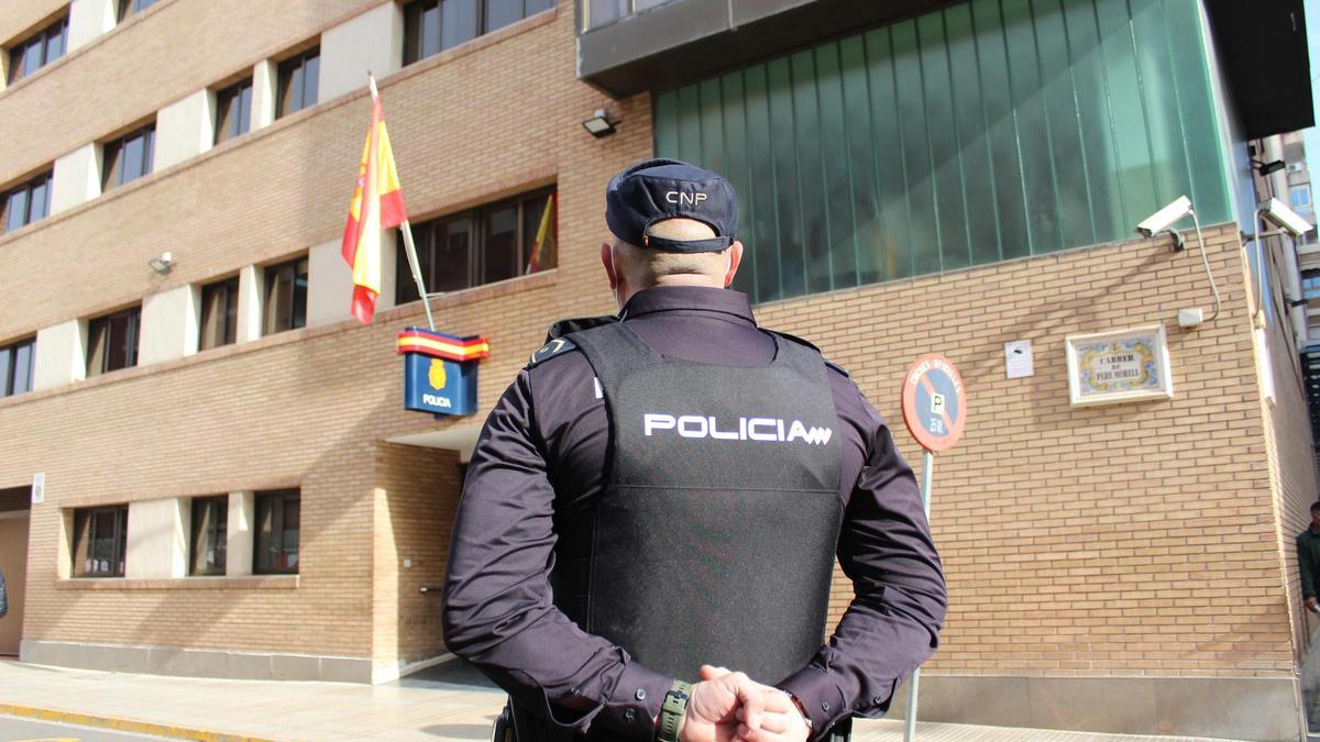 Un agente de policía frente a la comisaría de Alzira.