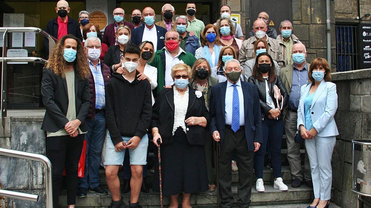 Los participantes en el homenaje anual de UGT, ante la sede del sindicato en Langreo.