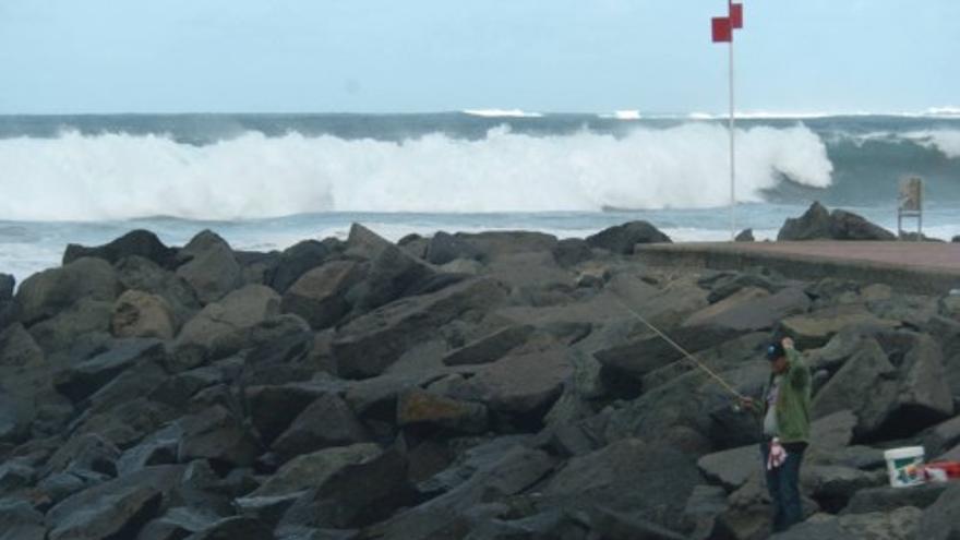 Fuerte oleaje en Las Canteras