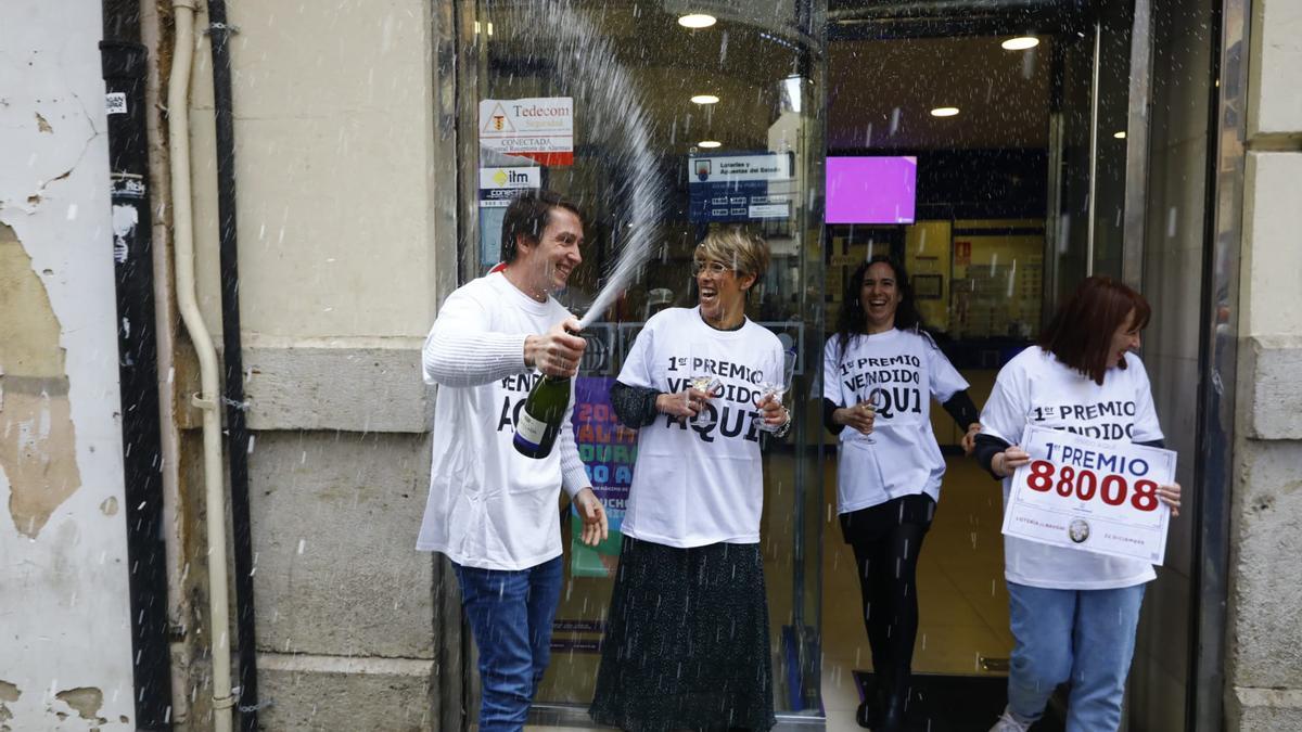 En imágenes | Alegría inmensa y champán con la lluvia de millones del 'Gordo' en Aragón