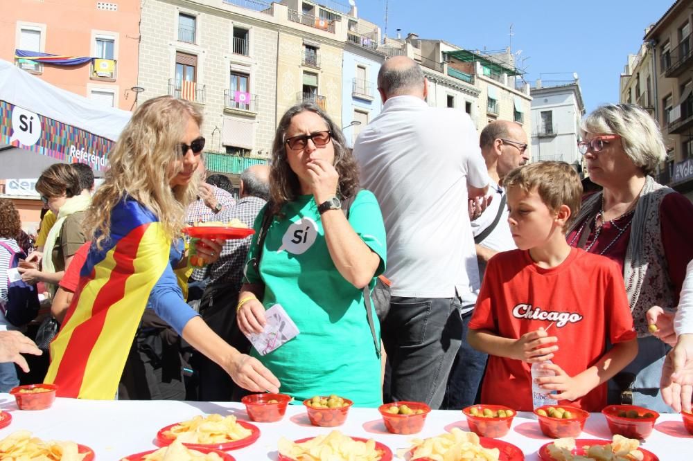 Penjada de cartells a Manresa pro referèndum