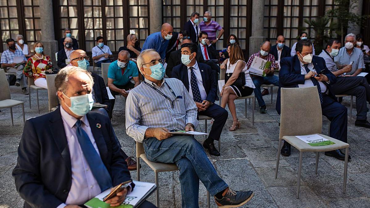 Alcaldes, secretarios y representantes sociales y económicos en la presentación del proyecto sobre eficiencia energética, ayer en el Parador Nacional de Zamora. | Emilio Fraile