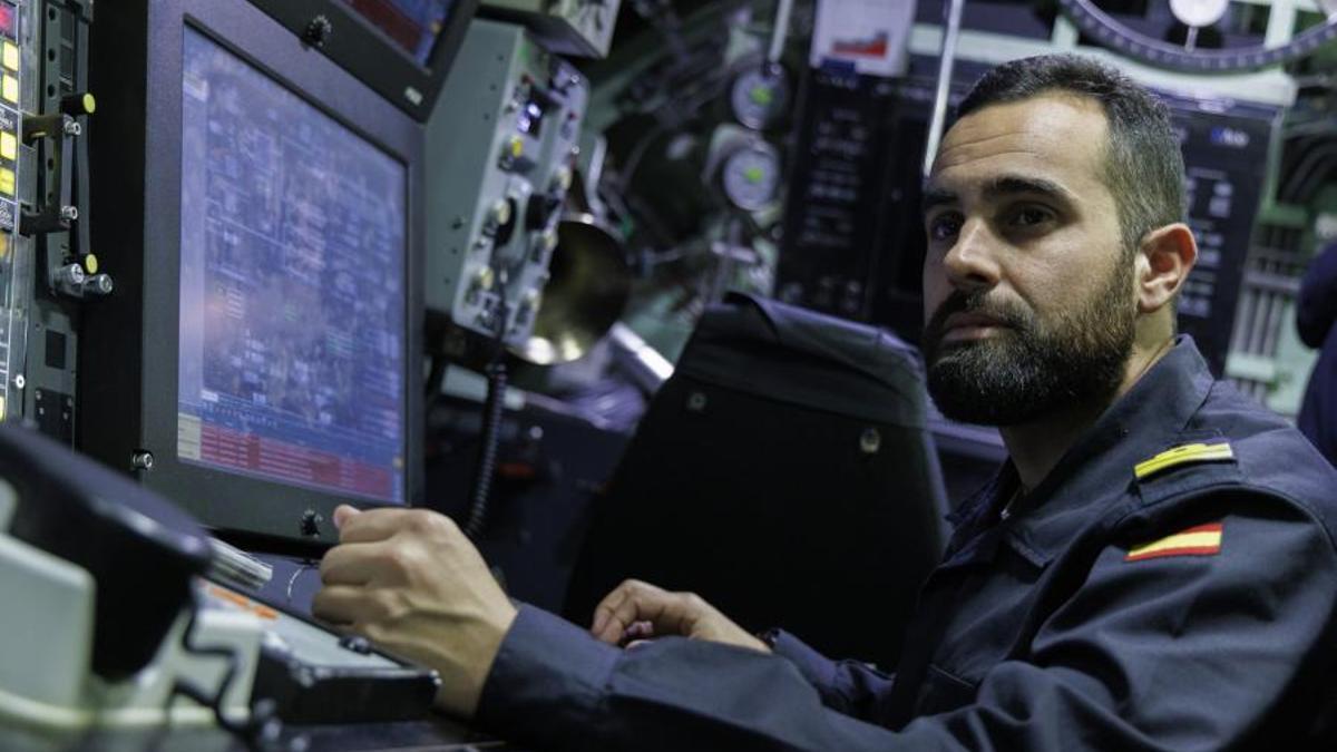 Navantia construye los submarinos de la clase S80 para la Armada. En la imagen, el teniente de navío Antonio Simón opera sus sistemas. Iván Urquizar Europa Press.JPG