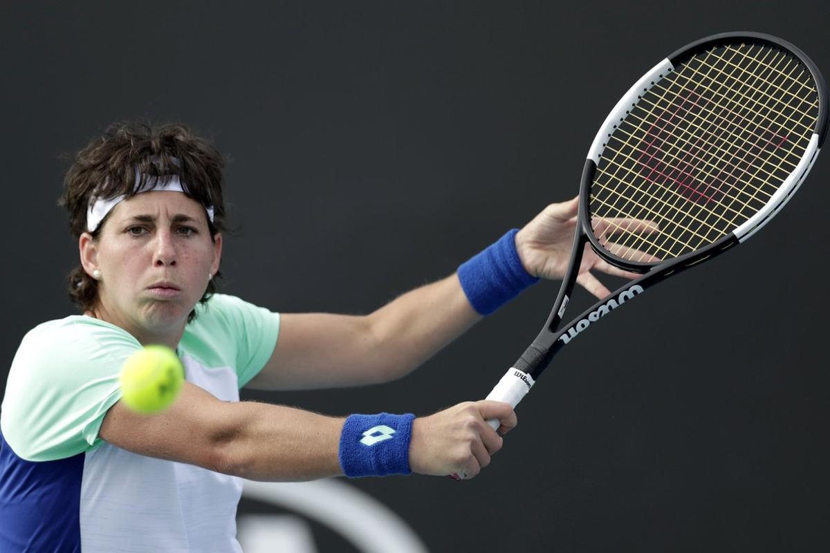 Melbourne (Australia), 23/01/2020.- Carla Suarez Navarro of Spain in action during her women’s singles second round match against Iga Swiatek of Poland at the Australian Open Grand Slam tennis tournament in Melbourne, Australia, 23 January 2020. (Tenis, Abierto, Polonia, España) EFE/EPA/LYNN BO BO