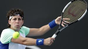 Melbourne (Australia), 23/01/2020.- Carla Suarez Navarro of Spain in action during her women’s singles second round match against Iga Swiatek of Poland at the Australian Open Grand Slam tennis tournament in Melbourne, Australia, 23 January 2020. (Tenis, Abierto, Polonia, España) EFE/EPA/LYNN BO BO