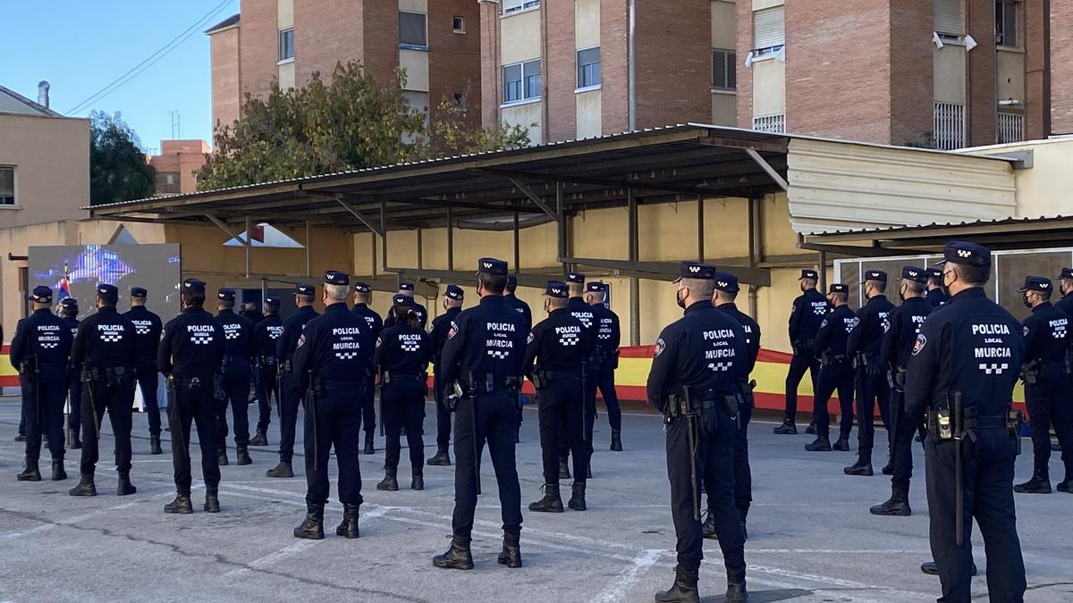 Agentes, en el cuartel de Murcia en el acto de este martes.