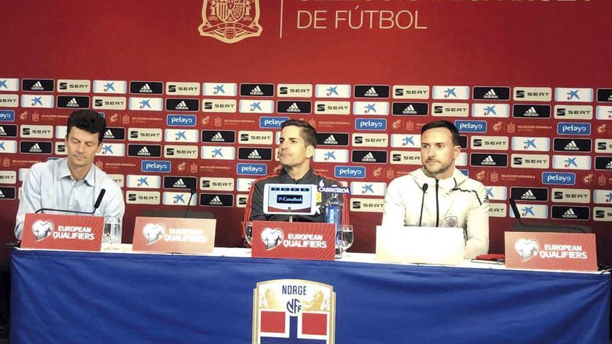 Dan Eggen (izquierda), Robert Moreno y Kepa, ayer, en la rueda de prensa en Oslo. // RFEF