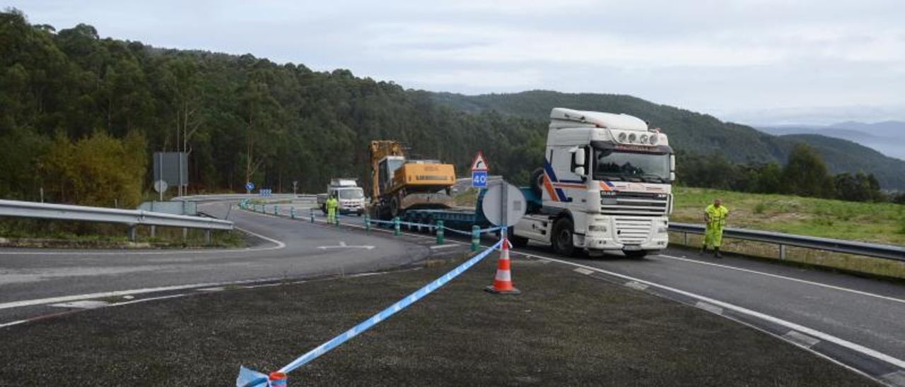 Traslado de maquinaria, ayer, en el ramal de entrada a la autovía por San Lourenzo. |   GONZALO NÚÑEZ