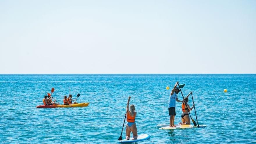 Actividades de paddle surf en una playa de Málaga en verano de 2022.