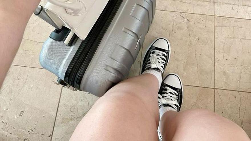 Chica en aeropuerto con Converse
