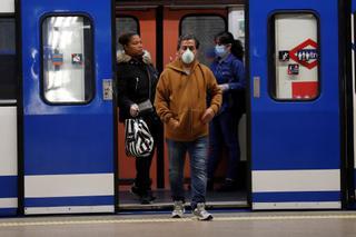 Sanidad mantiene el uso obligatorio de la mascarilla en aviones y transporte público