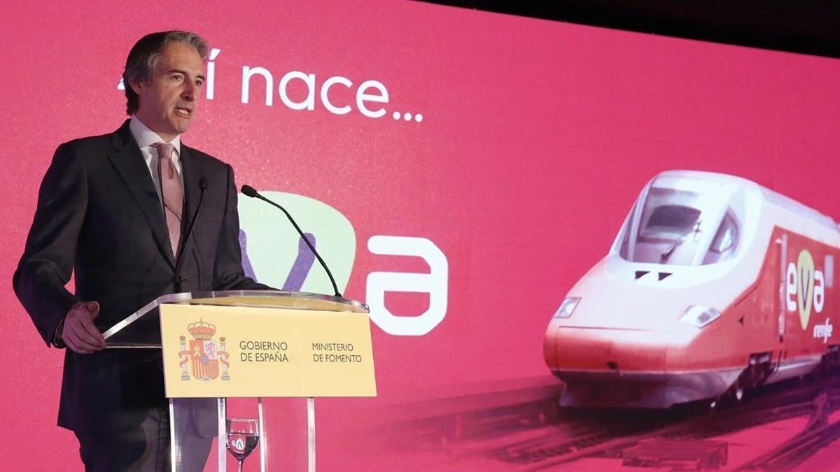 El ministro de Fomento, Íñigo de la Serna, presentado el servicio EVA en la estación de El Prat.