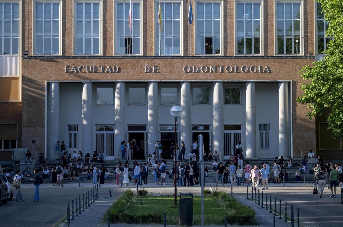 Alumnos esperan para comenzar el primer examen de la PAU 2026, en la Facultad de Odontología de la Universidad Complutense de Madrid, a 1 de junio de 2026, en Madrid (España). La Prueba de Acceso a la Universidad (PAU) del curso 2025/26 comienza hoy en la
