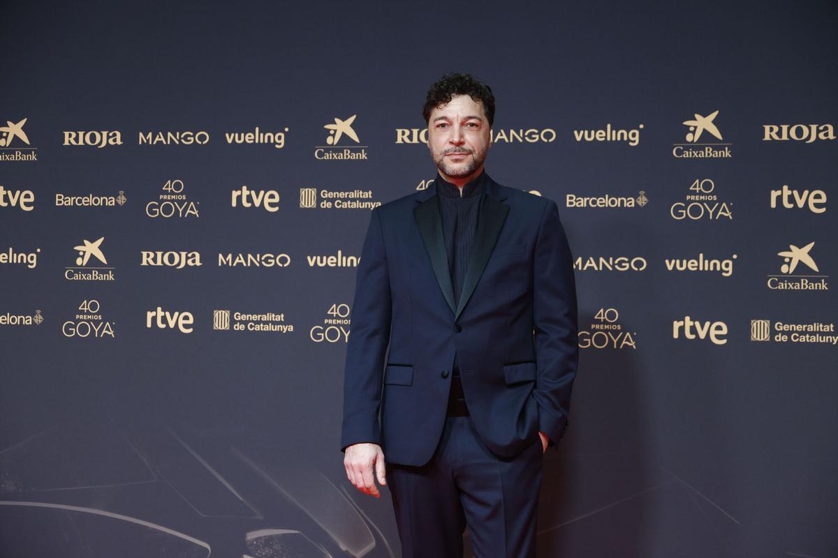 El compositor musical Iván Palomares posa en la alfombra roja de los Premios Goya.