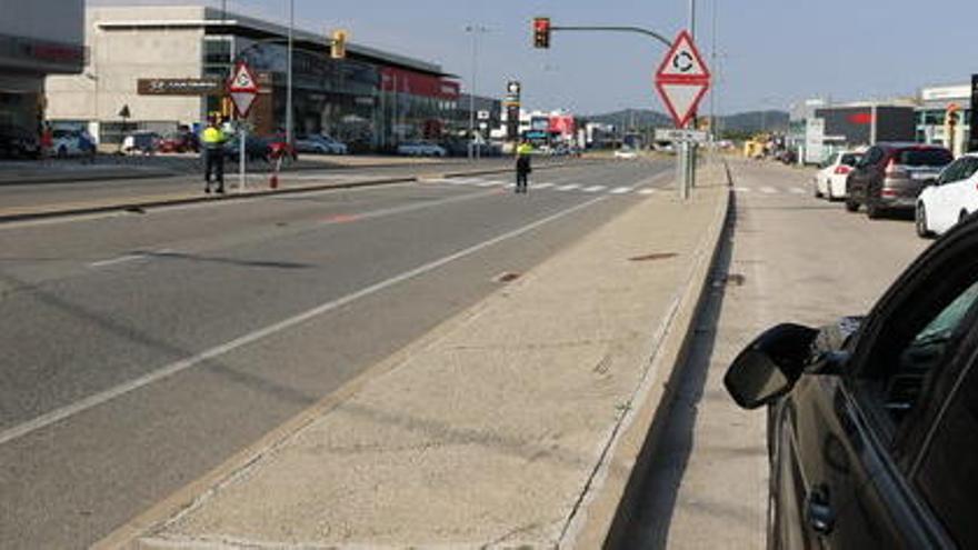 El vehicle causant de l&#039;atropellament visiblement danyat i, al fons, el punt on s&#039;ha produït l&#039;accident