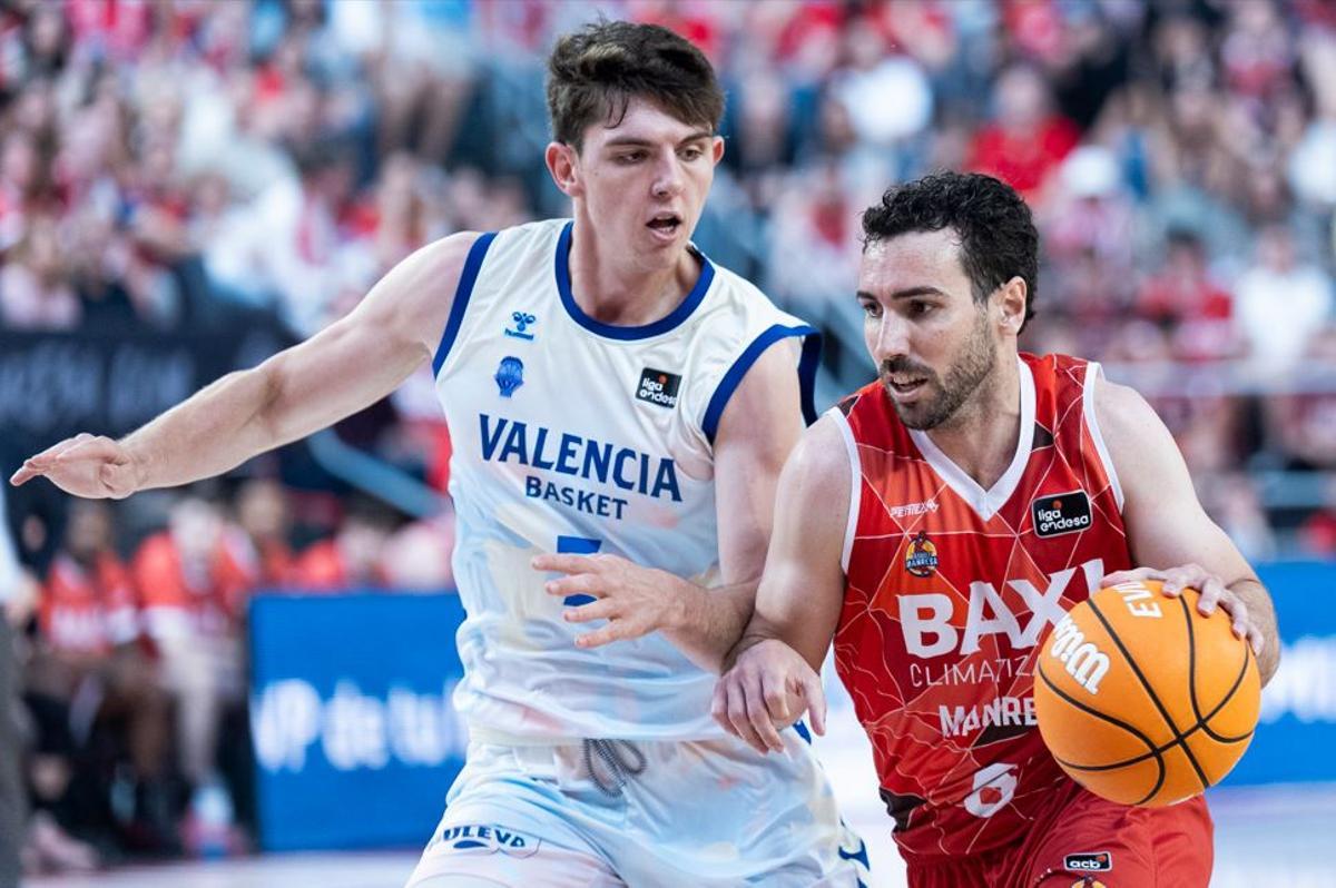 De Larrea defiende a Reyes en el Baxi Manresa - Valencia Basket