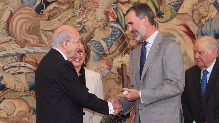 Plácido Arango recibe el Premio Enrique V de la mano del Rey.