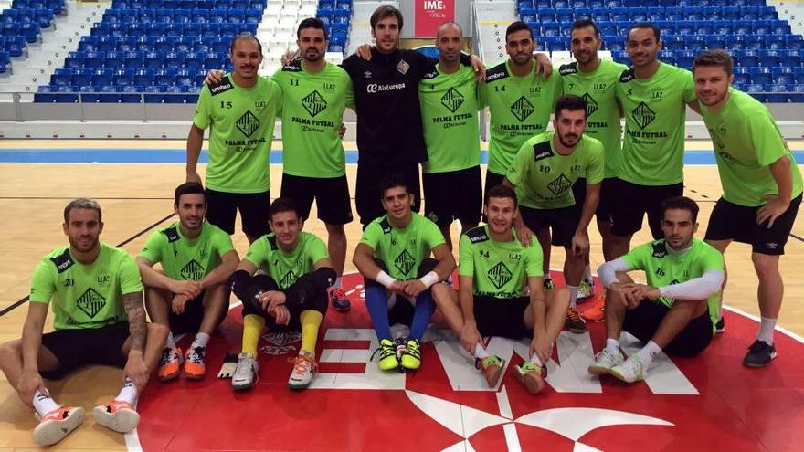 La plantilla del Palma Futsal posa ayer en el Palau de Son Moix.