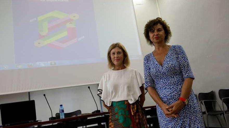 Herminia Bermúdez y Montserrat López, ayer, en la presentación de la guía de recursos educativos.