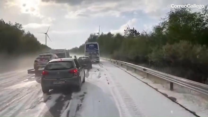 Una fuerte granizada atrapa a varios conductores en el Alto do Faro de camino a Santiago