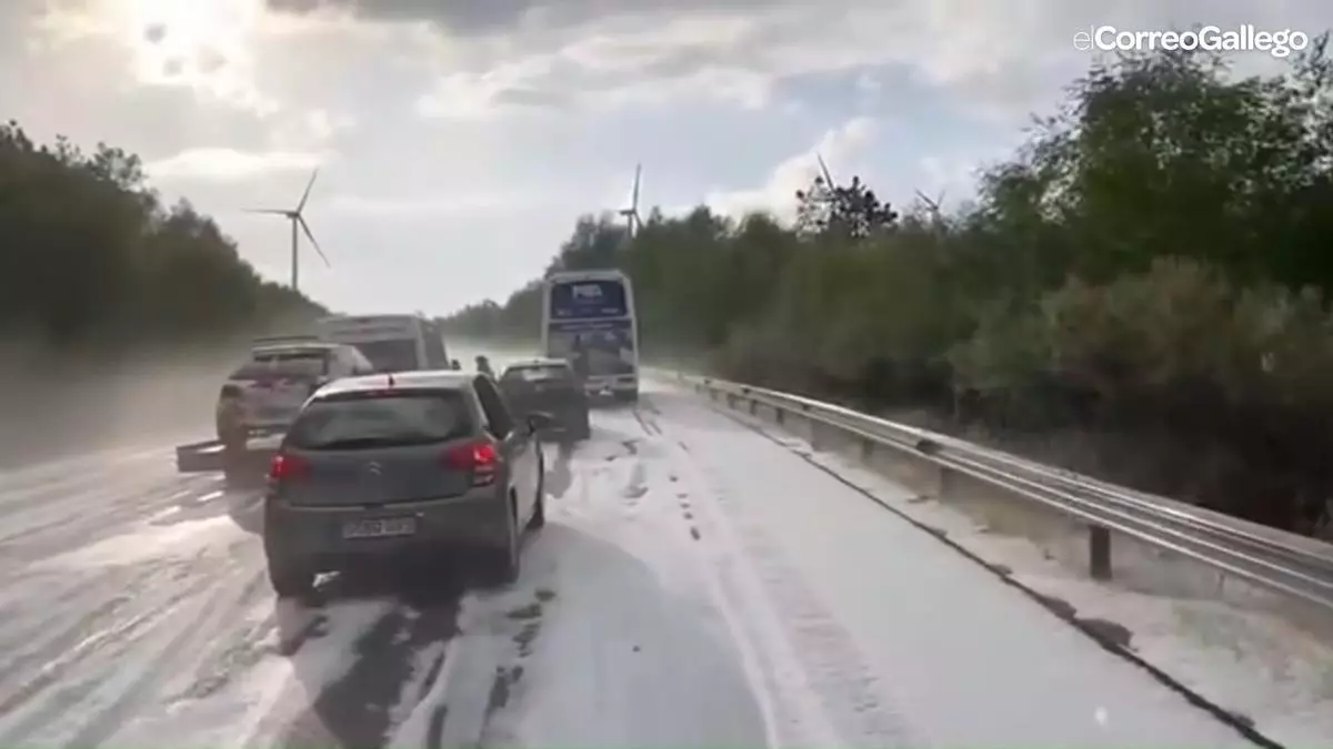 Una fuerte granizada atrapa a varios conductores en el Alto do Faro de camino a Santiago: "Nos cayó de sorpresa, veníamos con sol y todo cambió"