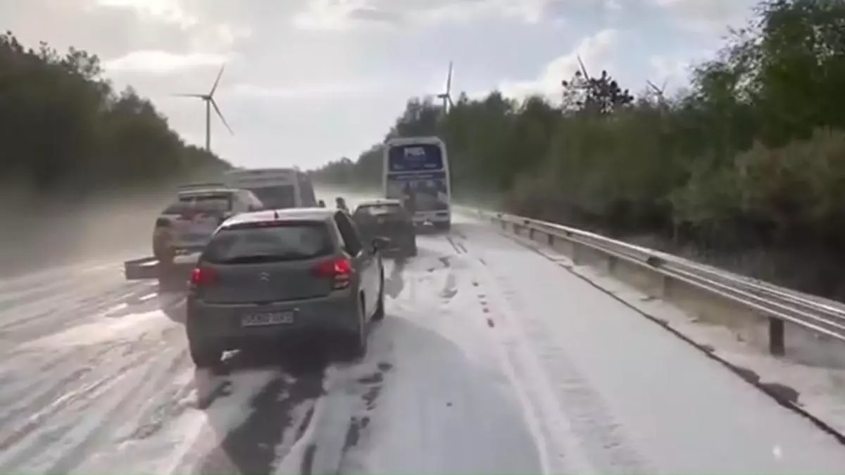 Una fuerte granizada atrapa a varios conductores en el Alto do Faro en Rodeiro: «Nos cayó de sorpresa, veníamos con sol y todo cambió»
