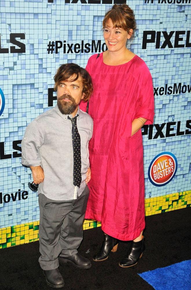 Peter Dinklage y su mujer en la première de 'Pixels' en Nueva York
