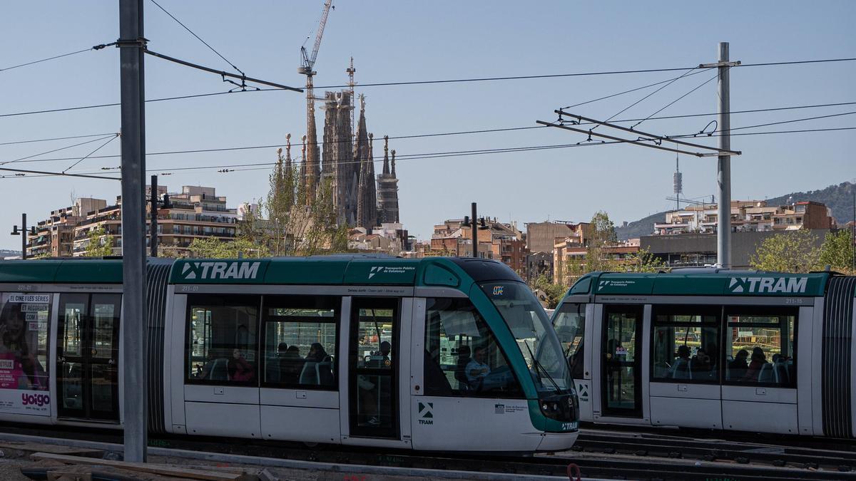 El TramBesòs, a su paso por Glòries.