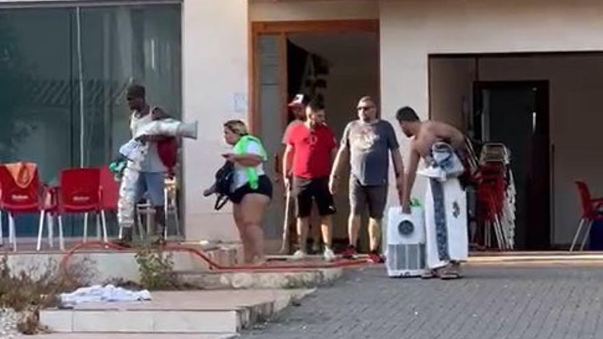 Así desalojan los dueños de una casa a los okupas que se colaron en su ausencia en Murcia