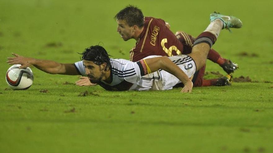 Ignacio Camacho pugna con Khedira en su debut con España en  Vigo (2014).