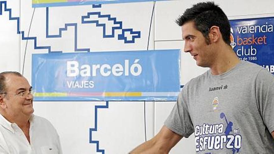 Juanjo Triguero estrecha la mano de Vicente Solà, presidente del Valencia Basket, durante la presentación