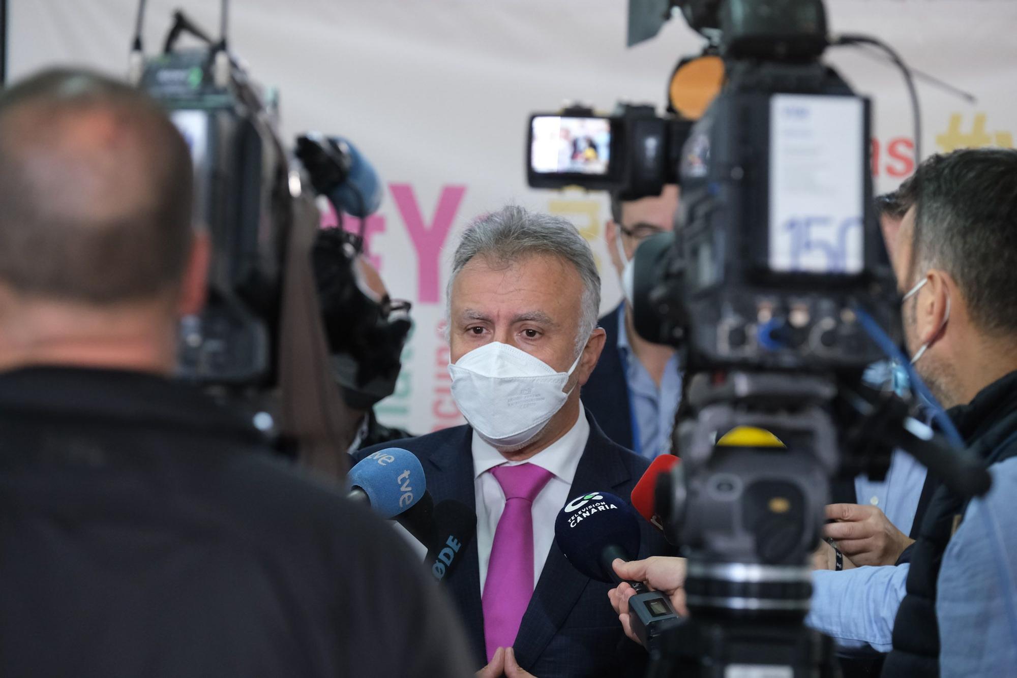 Ángel Víctor Torres y Blas Trujillo visitan el punto de vacunación de Infecar