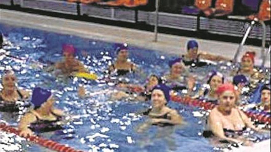 25 logrosanos practican natación en Miajadas