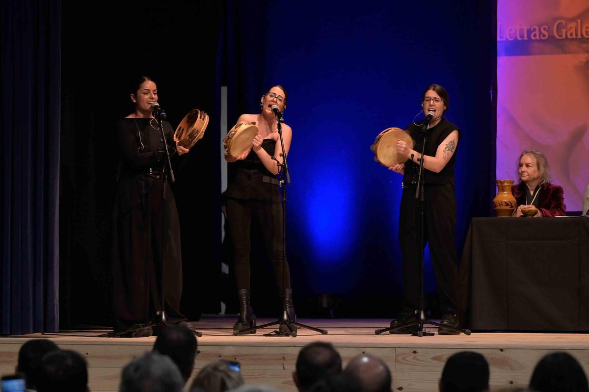 As Tanxugueiras abriron coa súa música o acto central das Letras Galegas en Malpica
