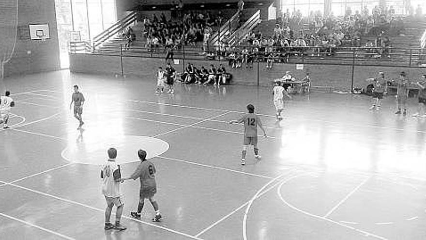 El polideportivo de Cangas del Narcea, durante uno de los partidos del torneo de fútbol sala.