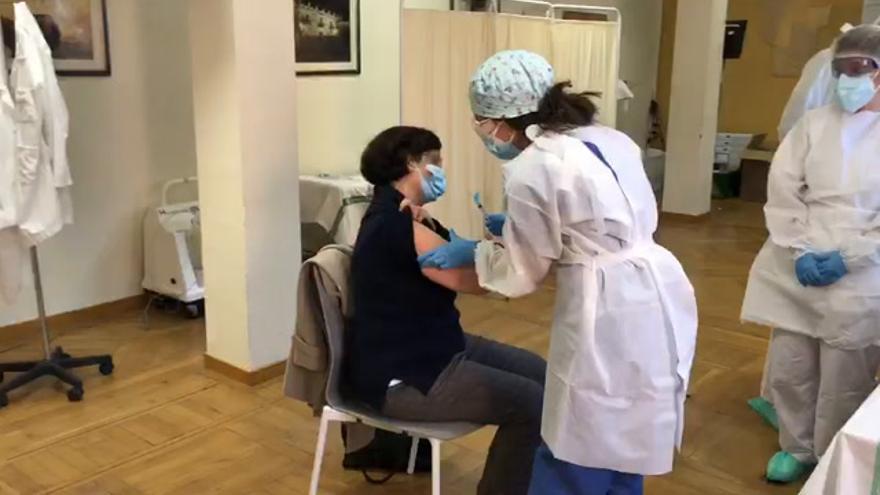Extremadura comienza a vacunar al personal sanitario
