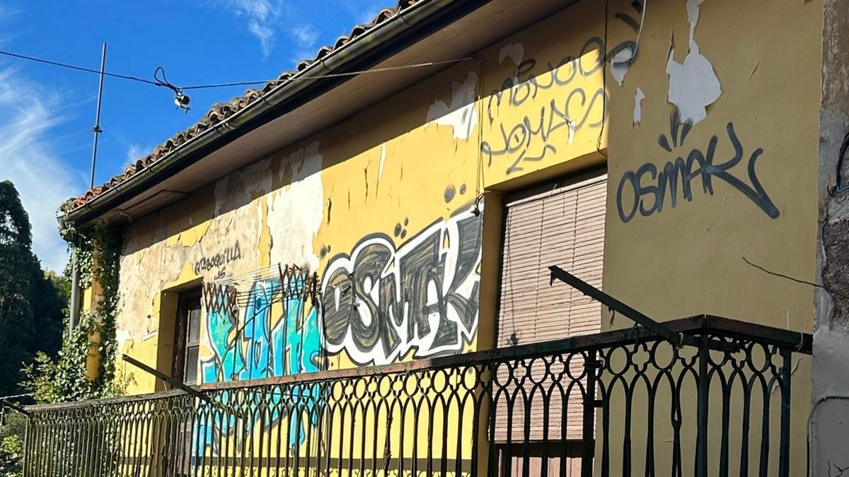 El PSOE de Llanes propone un plan urgente para eliminar pintadas en el concejo