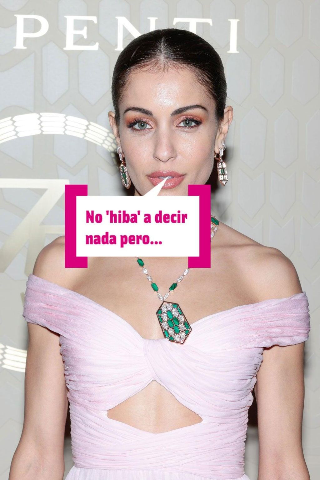 Hiba Abouk, de rosa