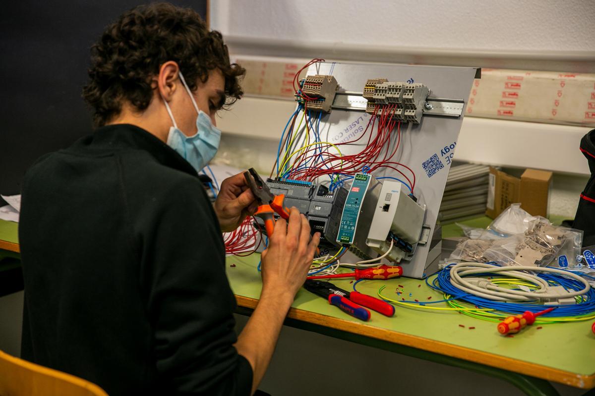 Imagen de archivo de un campeonato de FP de electricidad y robotica en un instituto de la provincia