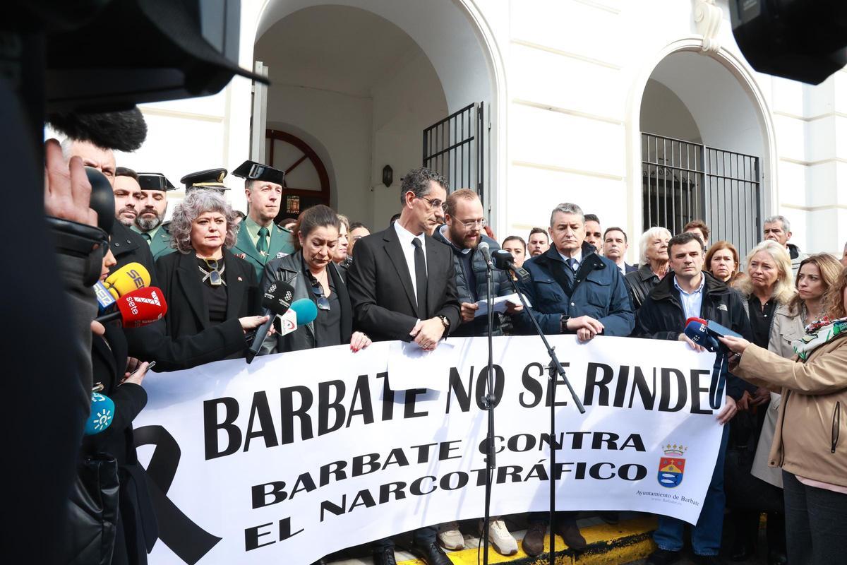 Concentración en Barbate por la muerte de dos guardias civiles arrollados por una narcolancha.