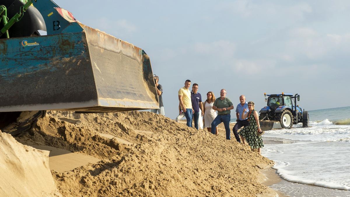 Vicent Mompó y miembros del gobierno de Sueca, este viernes, al visitar las obras de eliminación del escalón en Motilla.