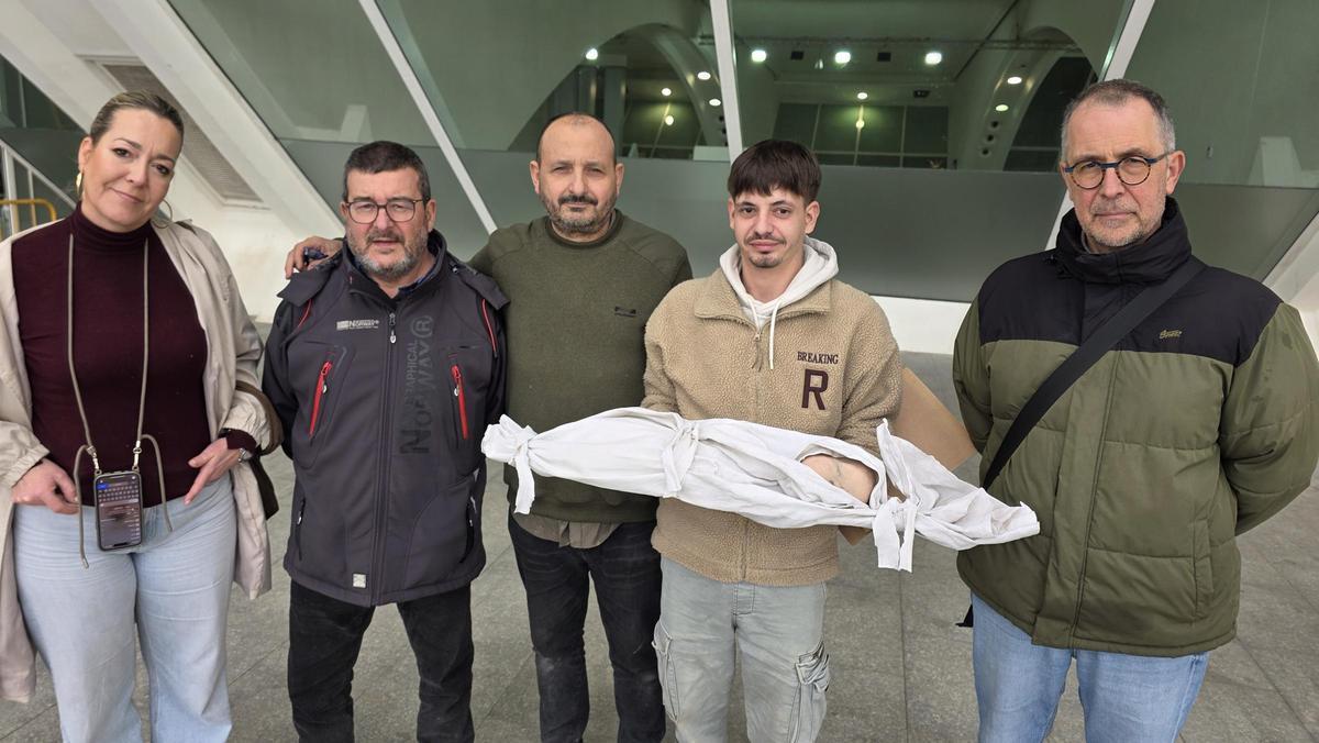 Falleros de Arrancapins, con el ninot del niño gazatí