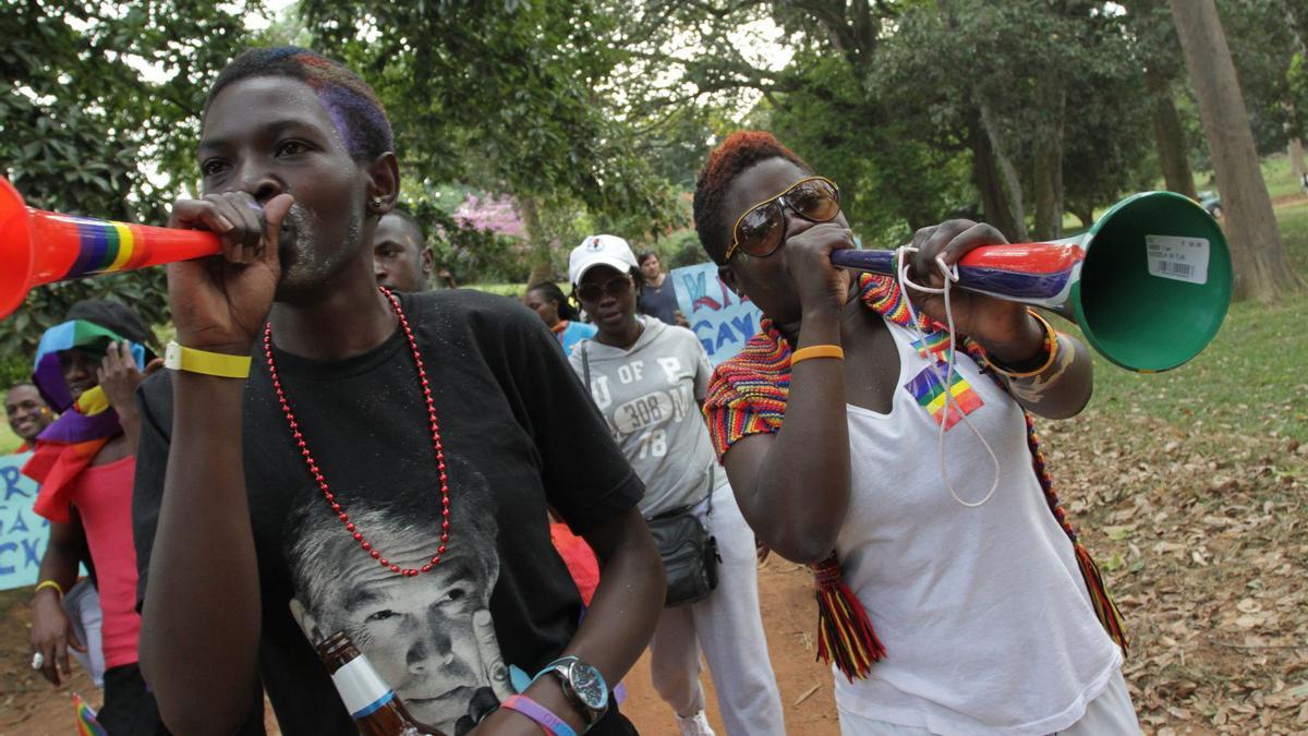 El presidente ugandés aprueba una polémica ley anti-homosexualidad condenada por Occidente.