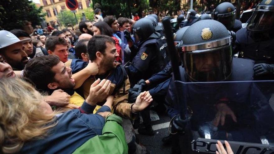 La Policía Nacional carga contra los concentrados en varios colegios