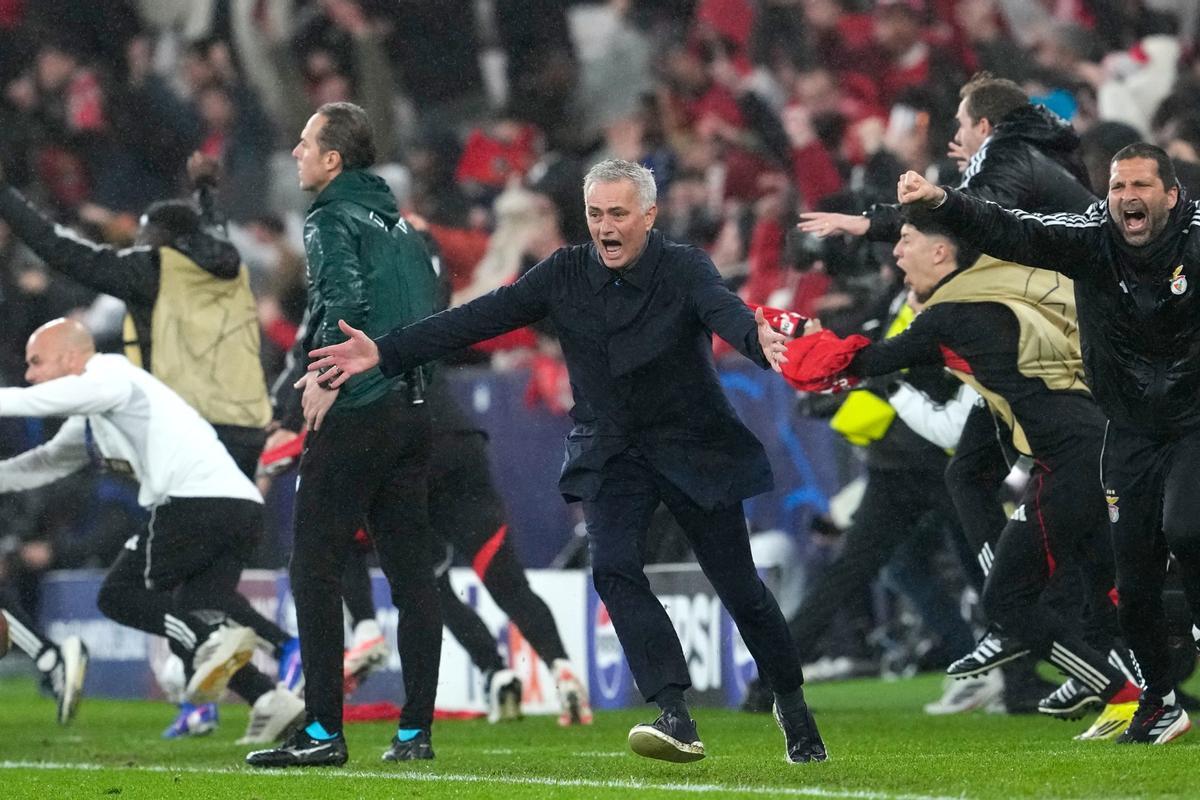 José Mourinho celebra la clasificación del Benfica para la repesca de la Champions tras su victoria ante el Real Madrid en Lisboa.