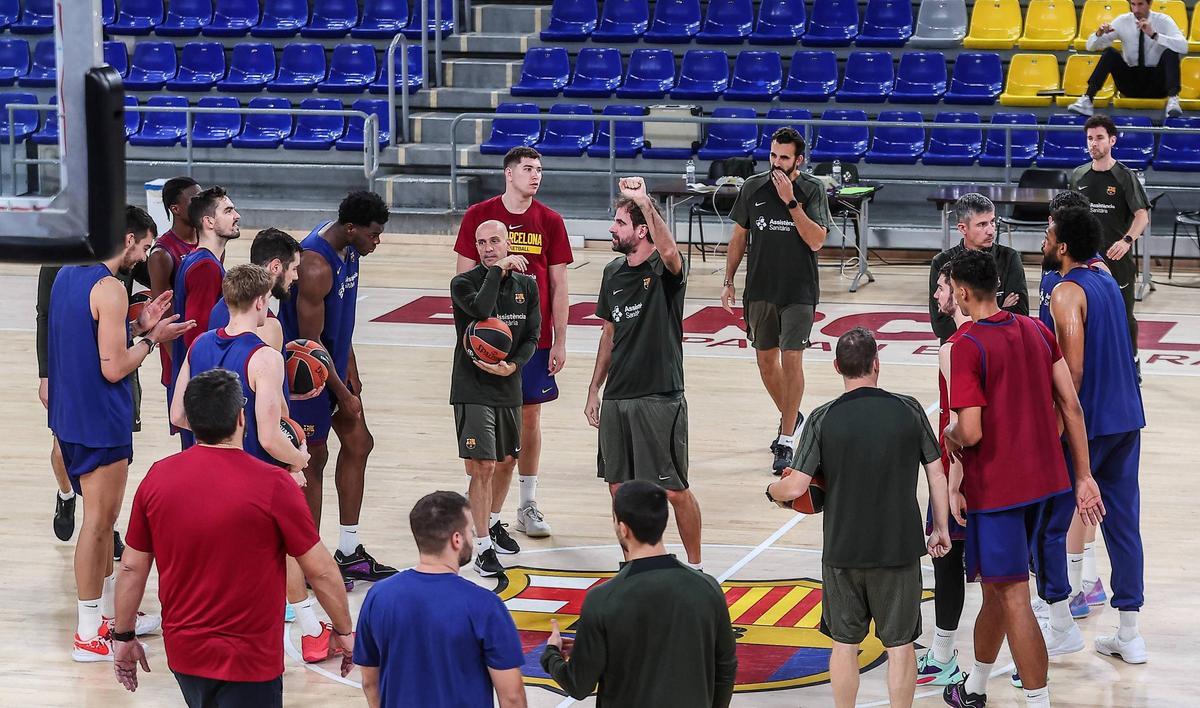 Grimau da instrucciones en la última sesión de entrenamiento antes de salir hacia Belgrado