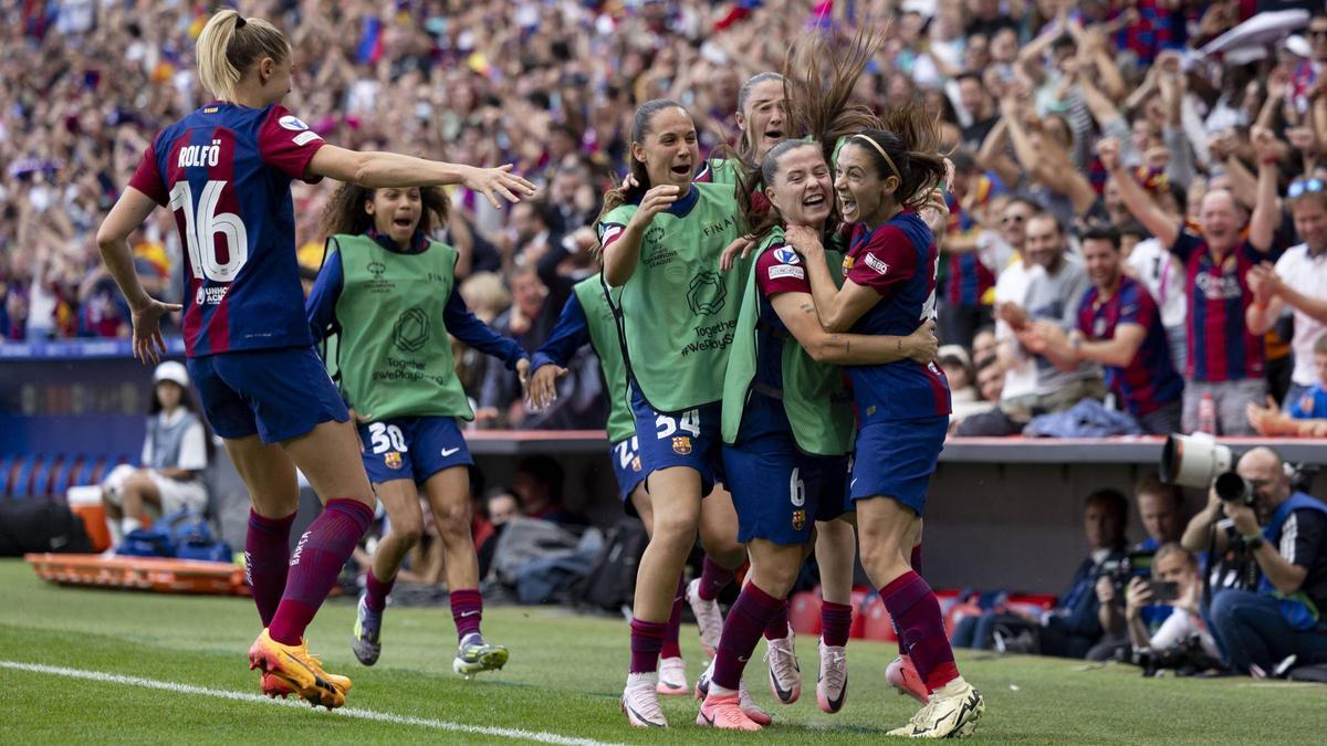 Las compañeras agasajan a Aitana Bonamtí, autora del primer gol.