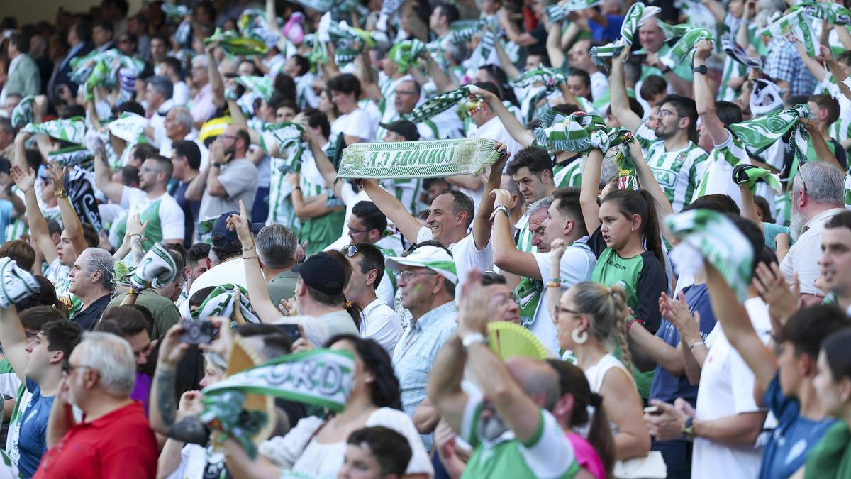 Aficionados del Córdoba durante el partido