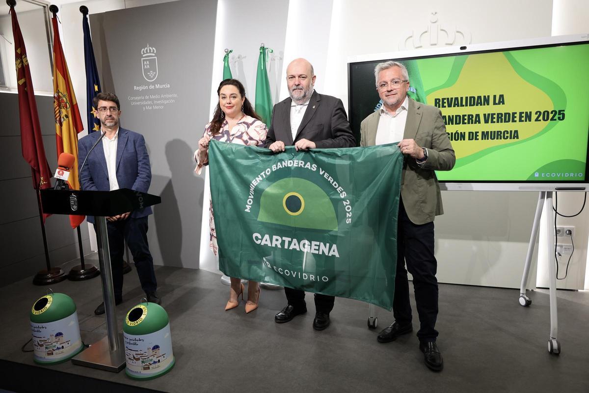 Cartagena, además de revalidar la bandera verde, ha sido premiado con una jornada de limpieza en una de sus playas por ser el municipio más comprometido con la sostenibilidad y el reciclaje de vidrio en su comunidad autónoma,